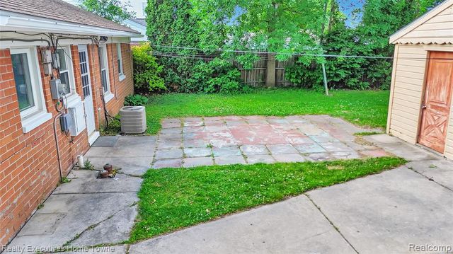 11205 W Clements Circle, Livonia, MI 48150