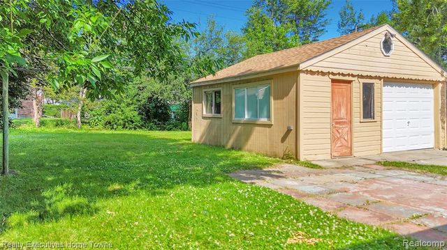 11205 W Clements Circle, Livonia, MI 48150
