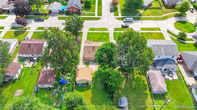 11205 W Clements Circle, Livonia, MI 48150