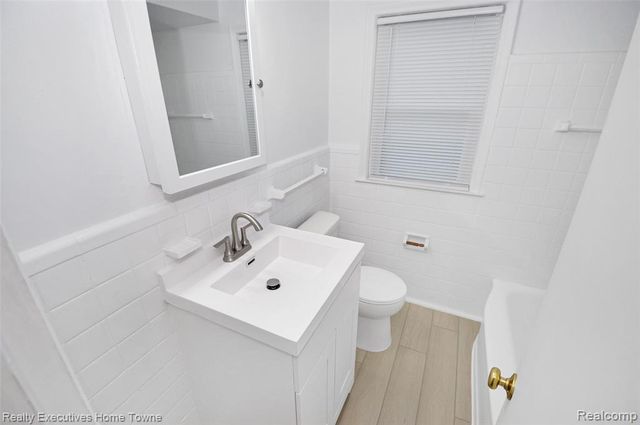 11205 W Clements Circle, Livonia, MI 48150