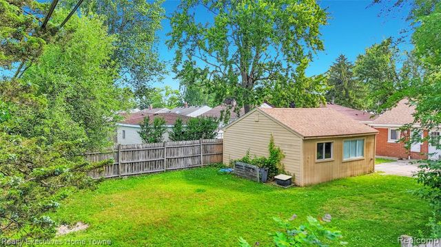 11205 W Clements Circle, Livonia, MI 48150