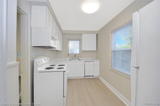 11205 W Clements Circle, Livonia, MI 48150