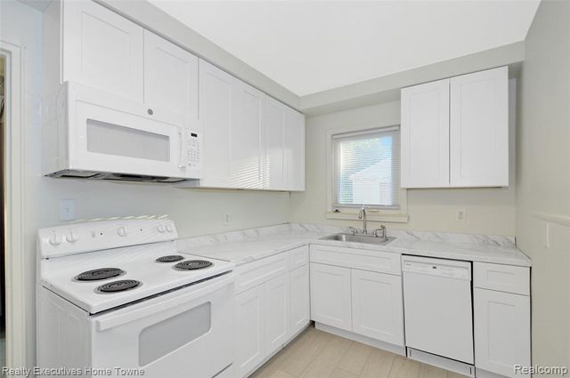 11205 W Clements Circle, Livonia, MI 48150