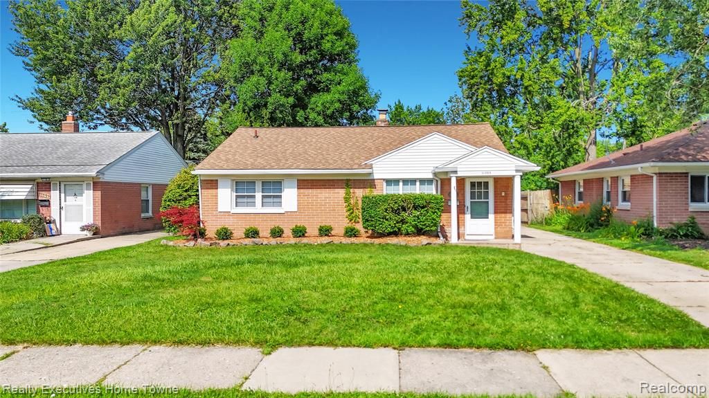 11205 W Clements Circle, Livonia, MI 48150