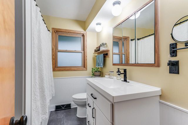 W4945 Harvest LANE, La Crosse, WI 54601