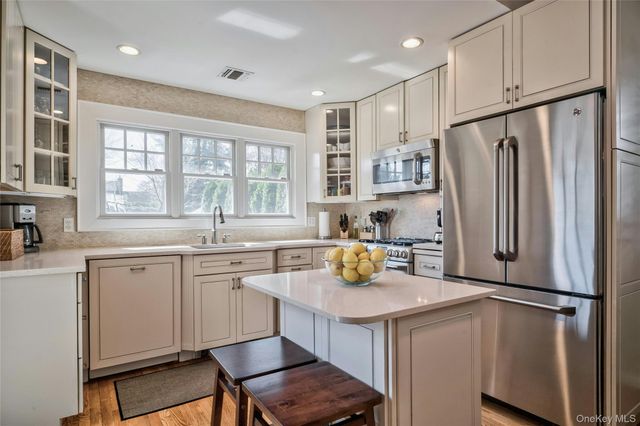 28 Lindbergh Street, Locust Valley, NY 11560