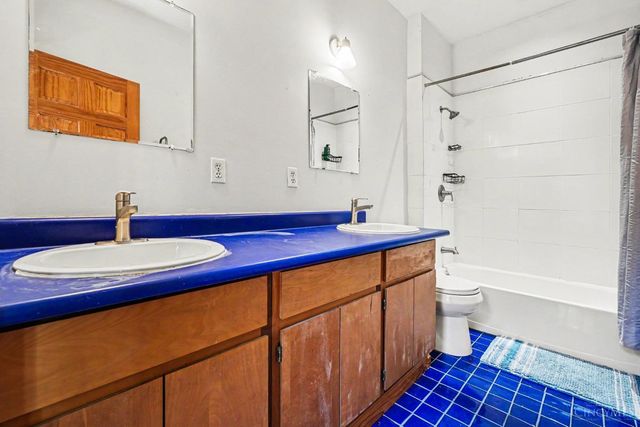 2200 W Clifton Avenue, Cincinnati, OH 45219