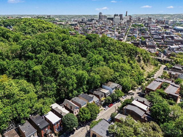 2200 W Clifton Avenue, Cincinnati, OH 45219