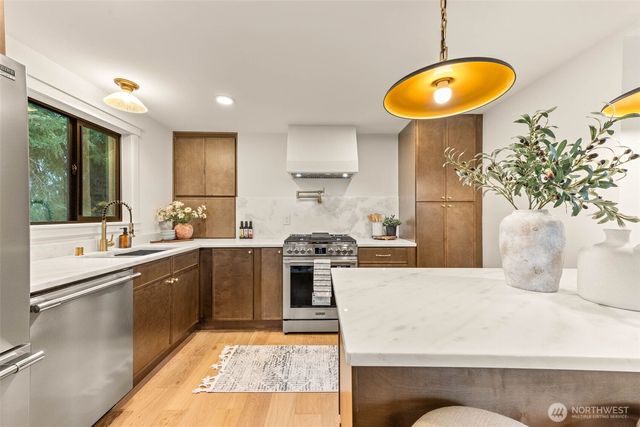 7727 19th Avenue NW, Seattle, WA 98117