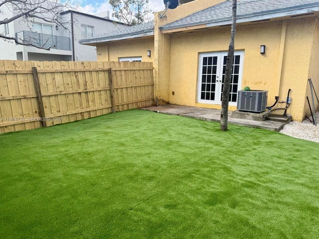 1008 NW 2nd Ave, Hallandale Beach, FL 33009