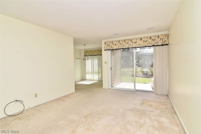 6270 Greenwood 302, Sagamore Hills, OH 44067