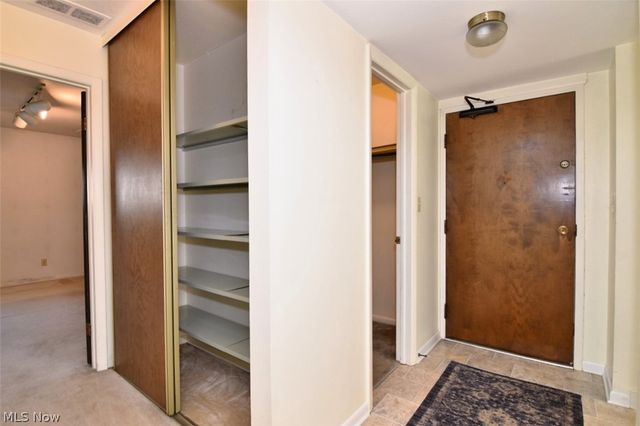 6270 Greenwood 302, Sagamore Hills, OH 44067