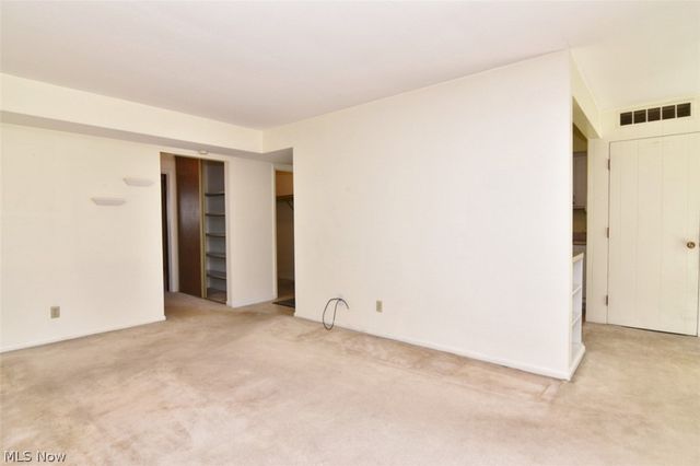 6270 Greenwood 302, Sagamore Hills, OH 44067