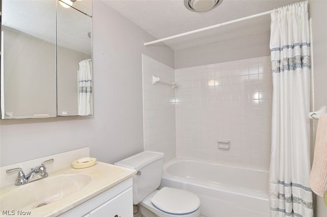 6270 Greenwood 302, Sagamore Hills, OH 44067