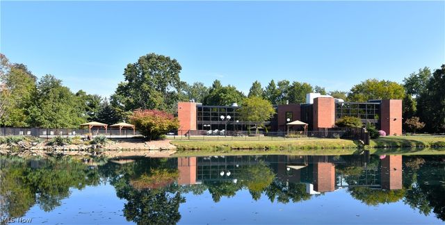 6270 Greenwood 302, Sagamore Hills, OH 44067