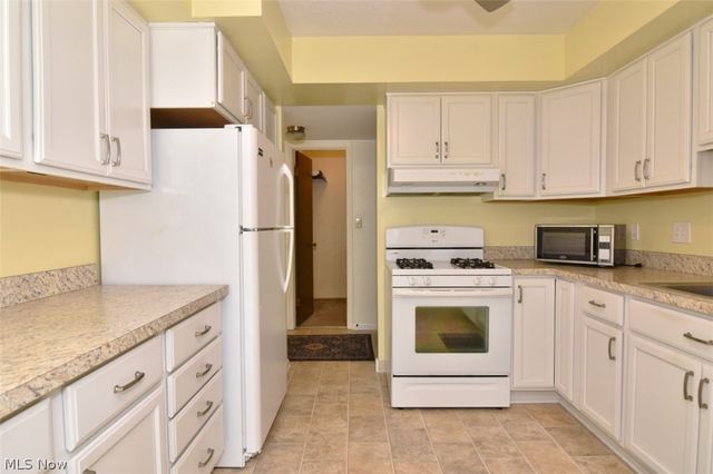 6270 Greenwood 302, Sagamore Hills, OH 44067