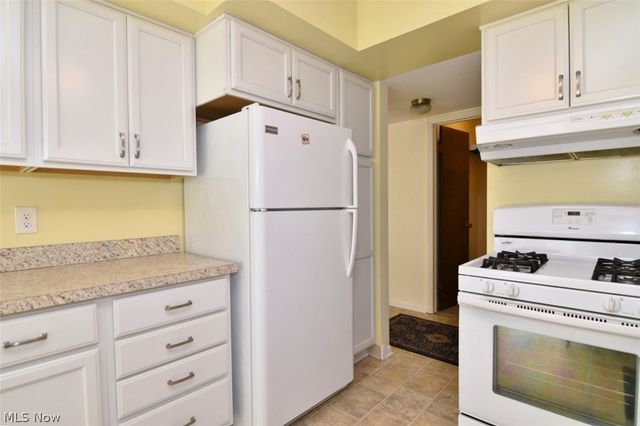 6270 Greenwood 302, Sagamore Hills, OH 44067