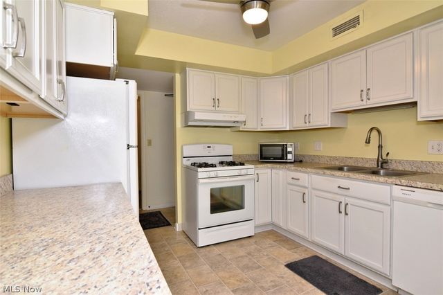 6270 Greenwood 302, Sagamore Hills, OH 44067