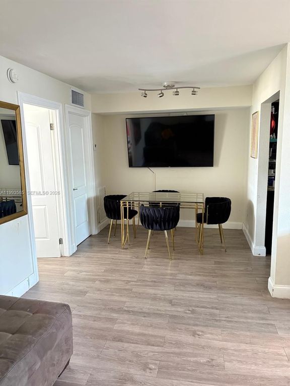 Image 15 of property listing at 910 Michigan Ave 505, Miami Beach, FL 33139