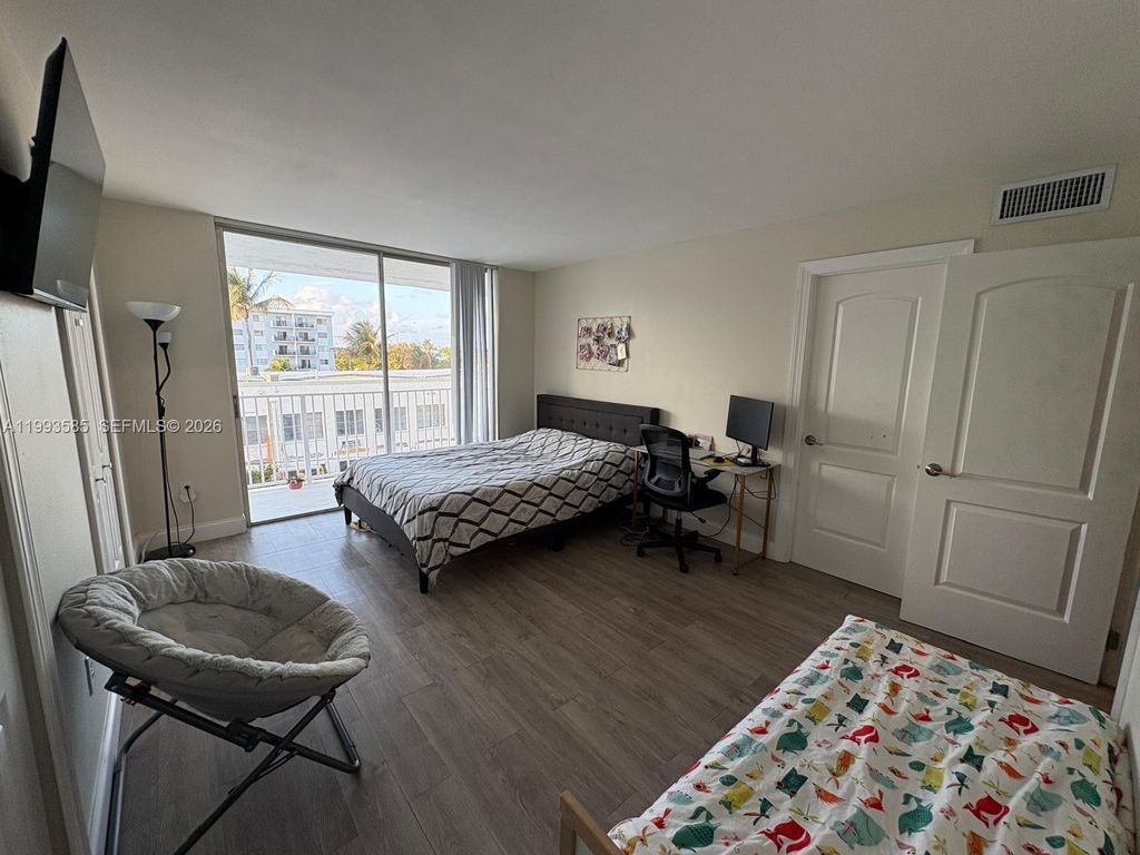 Image 4 of property listing at 910 Michigan Ave 505, Miami Beach, FL 33139