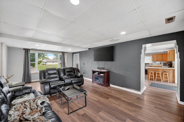 218 16 St N Street, Chariton, IA 50049