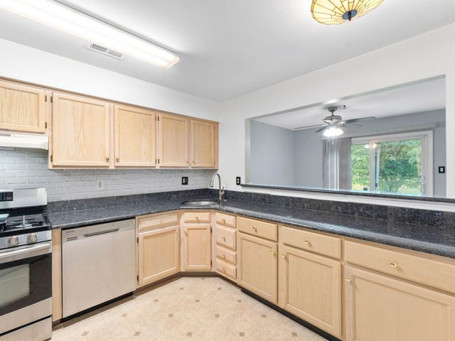 5 LARKSPUR CT, Delran, NJ 08075
