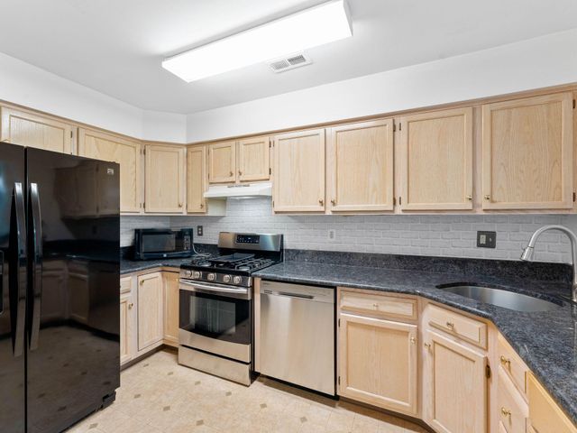 5 LARKSPUR CT, Delran, NJ 08075