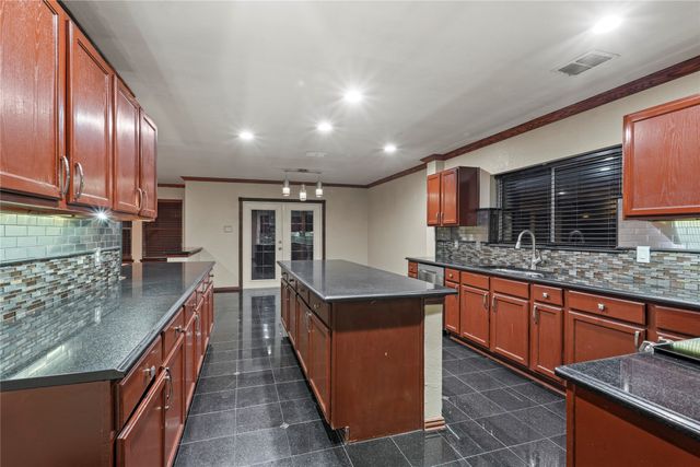 7201 Chambers Creek Lane, Arlington, TX 76002