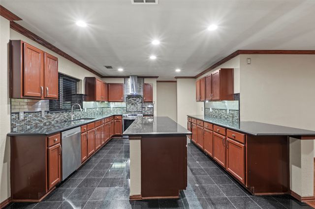 7201 Chambers Creek Lane, Arlington, TX 76002