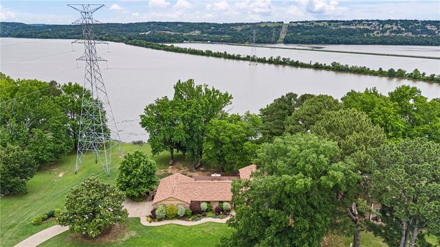 214 N Shore Drive, Russellville, AR 72802