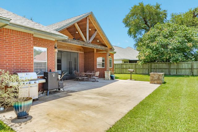 101 Mallard Dr, Clute, TX 77531