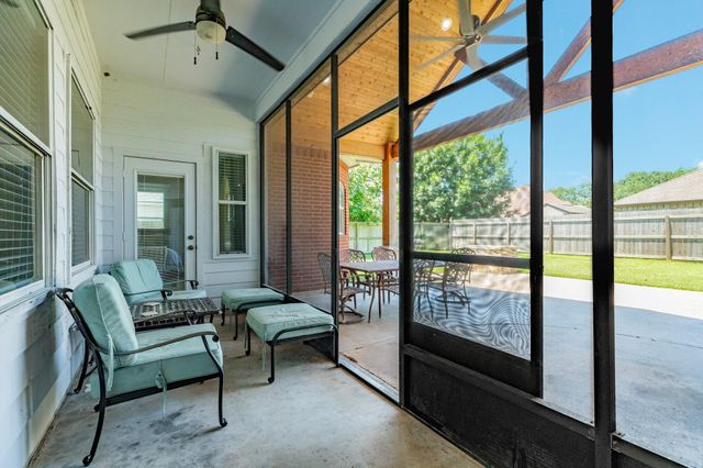101 Mallard Dr, Clute, TX 77531