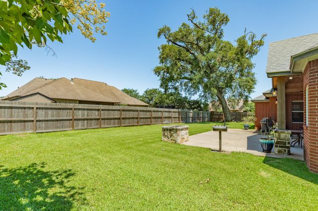 101 Mallard Dr, Clute, TX 77531
