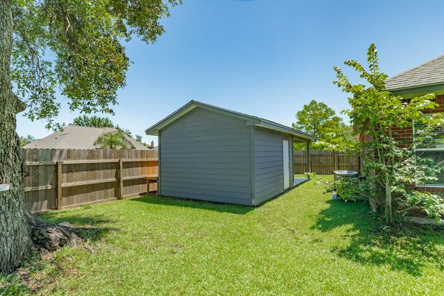 101 Mallard Dr, Clute, TX 77531