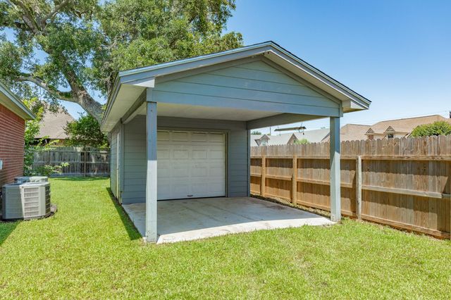 101 Mallard Dr, Clute, TX 77531