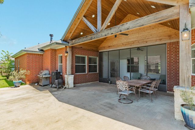 101 Mallard Dr, Clute, TX 77531