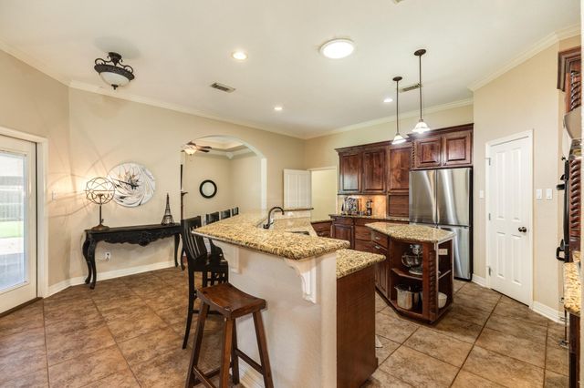101 Mallard Dr, Clute, TX 77531