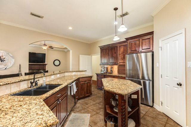 101 Mallard Dr, Clute, TX 77531