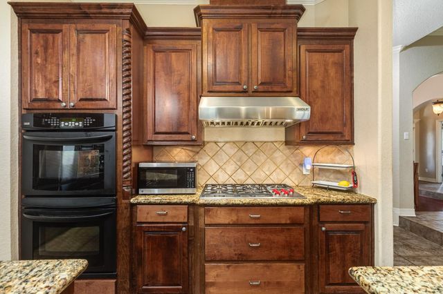 101 Mallard Dr, Clute, TX 77531