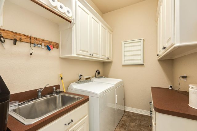 101 Mallard Dr, Clute, TX 77531