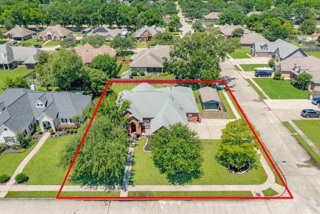 101 Mallard Dr, Clute, TX 77531