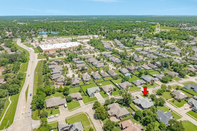 101 Mallard Dr, Clute, TX 77531