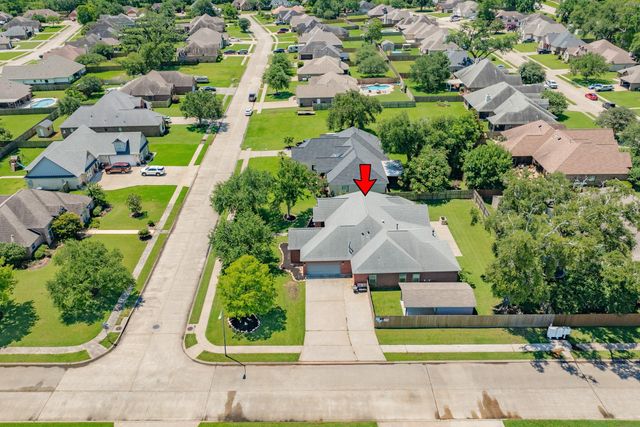 101 Mallard Dr, Clute, TX 77531