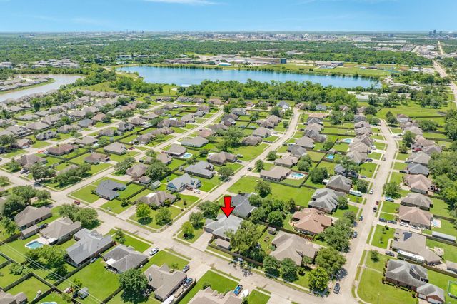 101 Mallard Dr, Clute, TX 77531