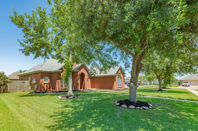 101 Mallard Dr, Clute, TX 77531