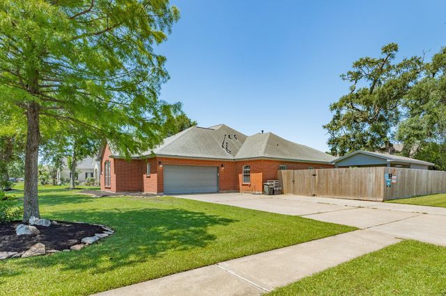 101 Mallard Dr, Clute, TX 77531