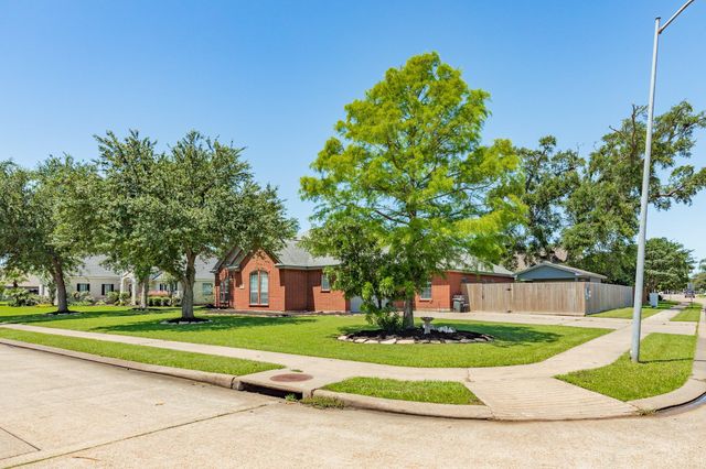 101 Mallard Dr, Clute, TX 77531