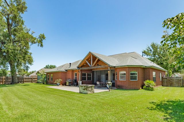 101 Mallard Dr, Clute, TX 77531