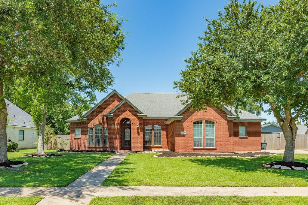 101 Mallard Dr, Clute, TX 77531