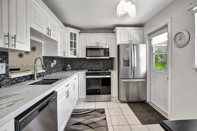 219 NE 14th Ave 107, Hallandale Beach, FL 33009